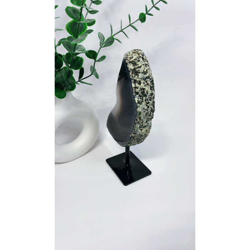 Achat mit Druzy und Metallständer