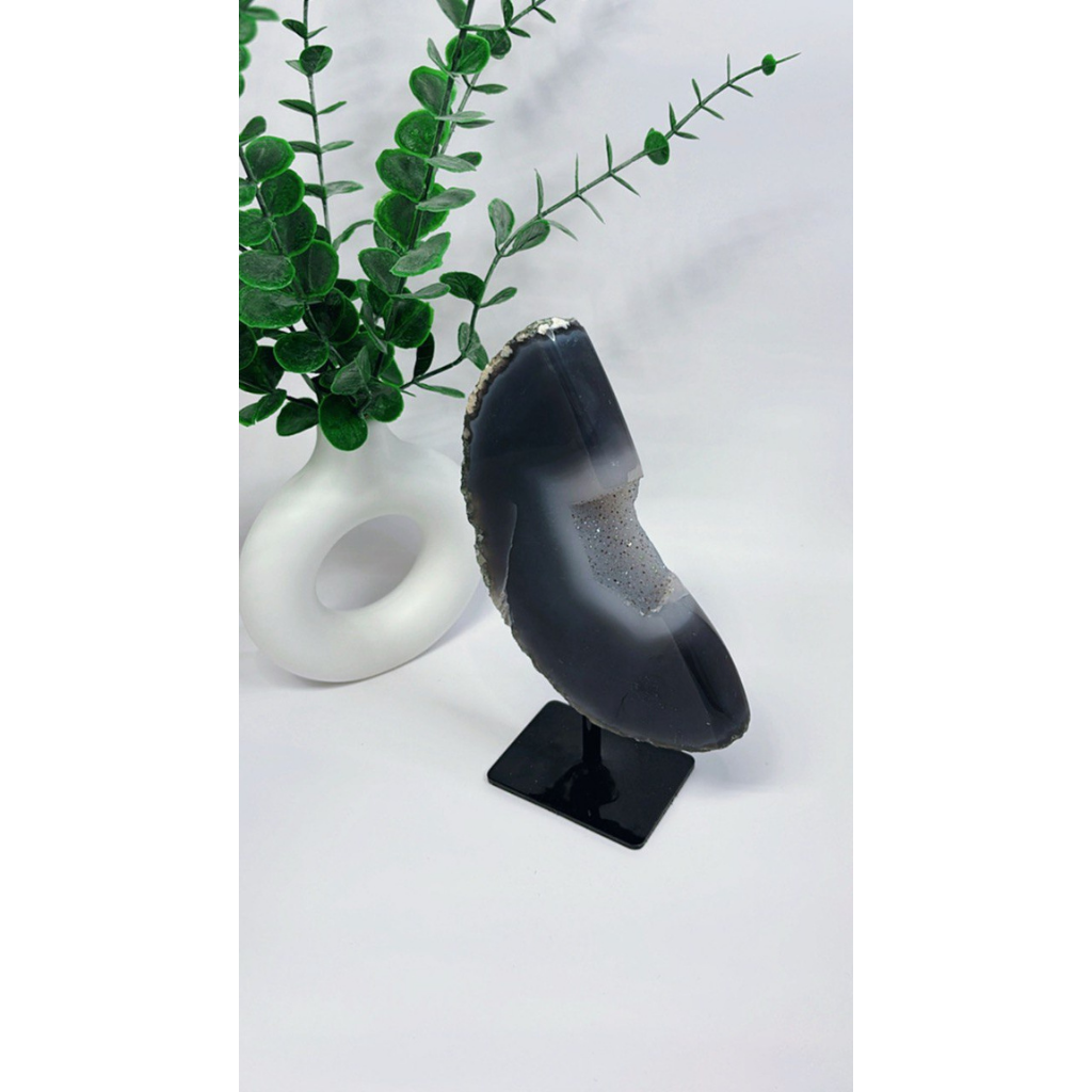 Achat mit Druzy und Metallständer