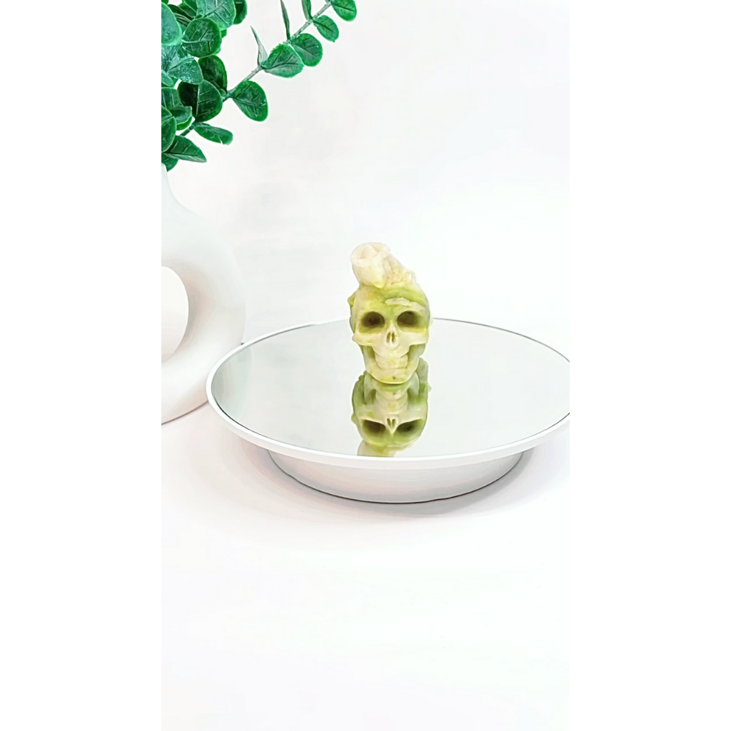 Serpentin-Jade Totenkopf mit Leguan