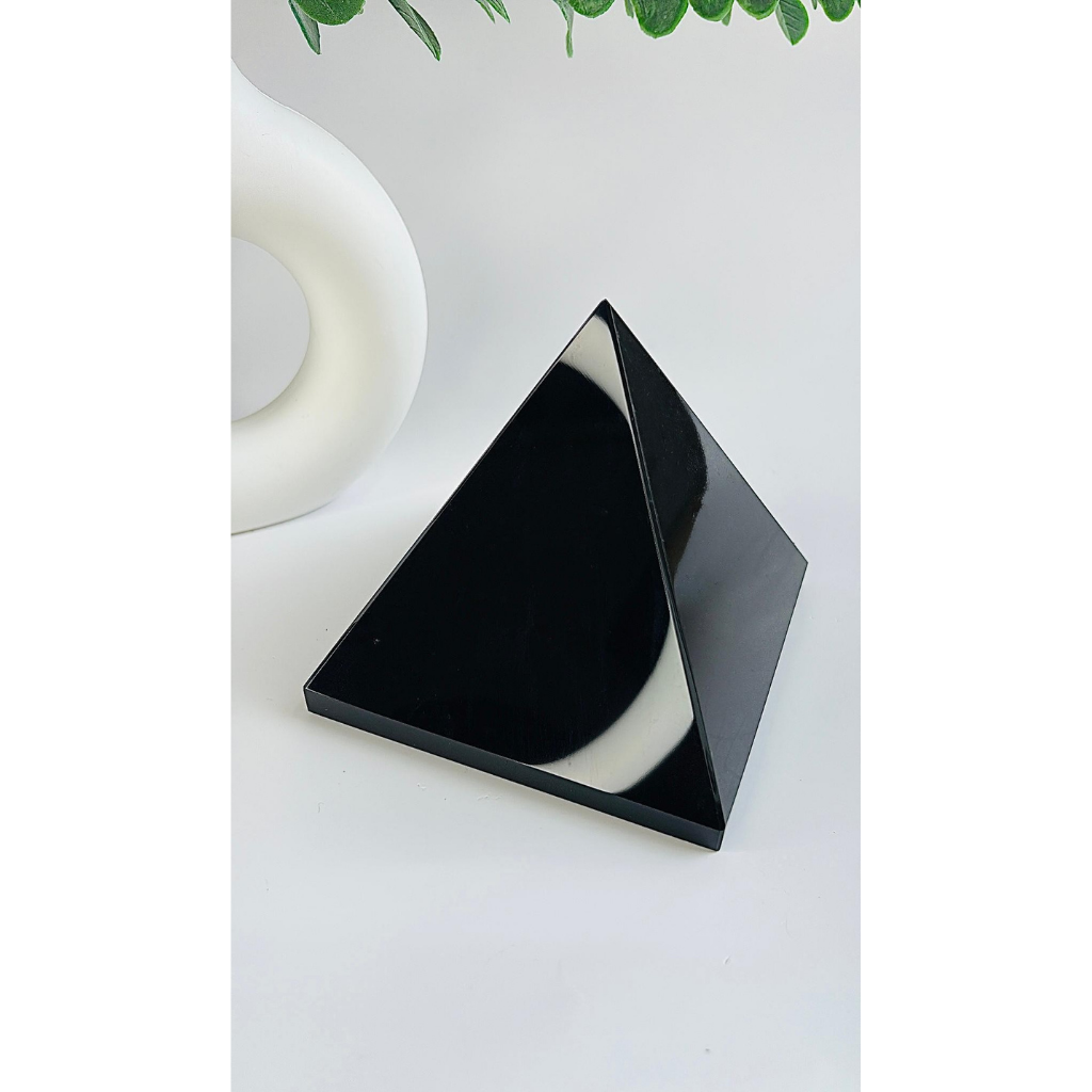 Obsidian Pyramide