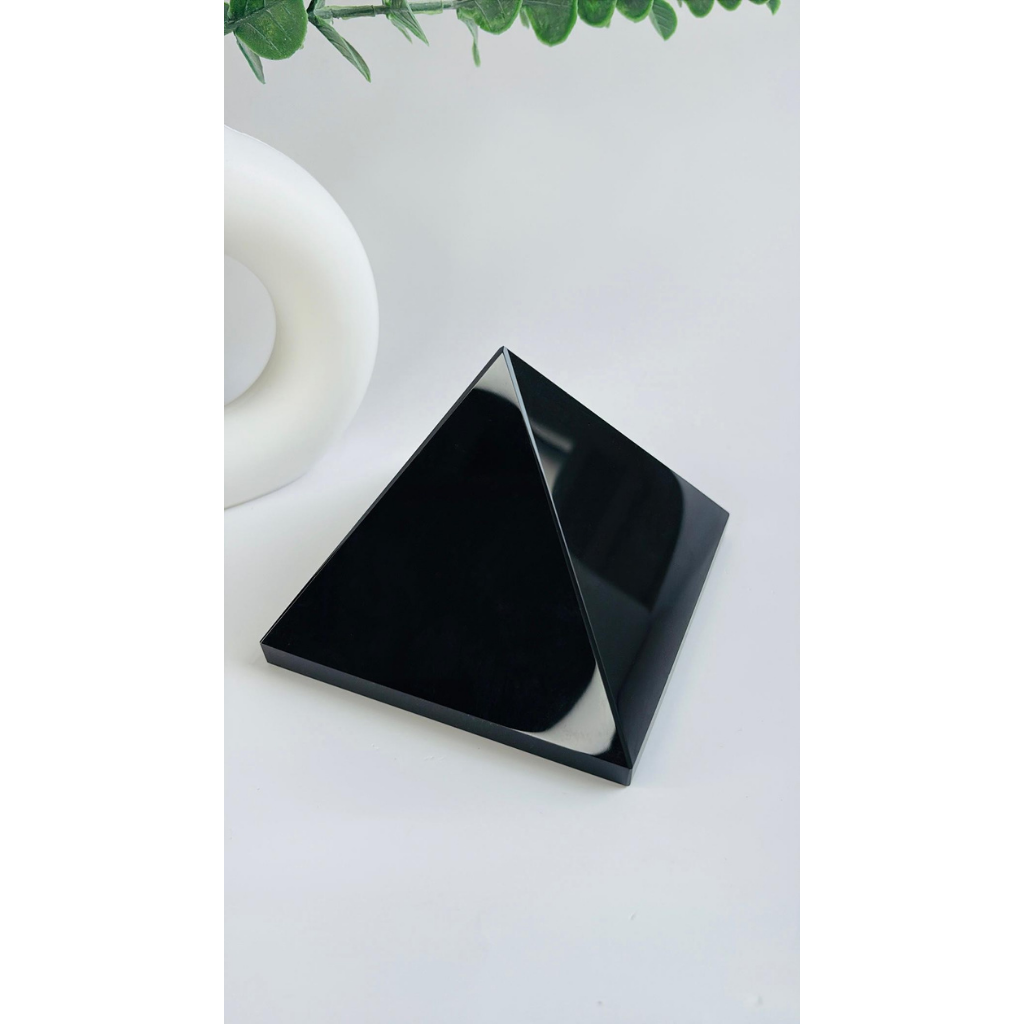 Obsidian Pyramide